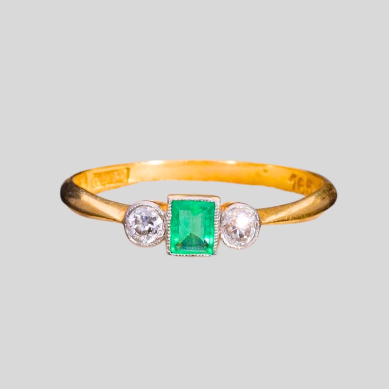 Antique and vintage jewellery are one of the best Christmas gift ideas for your mum or wife in 2025